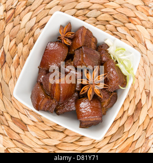 Hong Shao Rou (rote gekochtem Schweinefleisch) - chinesische Schweinebauch karamellisiert und geschmort in Soja-Sauce mit Sternanis, Zimt und Chili. Stockfoto