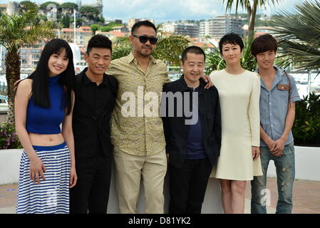 Cannes, Frankreich. 17. Mai 2013. Jiang WU Tao ZHAO, Meng Li, Jia ZHANGKE, Baoqiang WANG, Lanshan LUO Teilnahme an den Fototermin TIAN ZHU DING (A TOUCH OF SIN) bei 66 Filmfestspielen in Cannes, Frankreich, am 15. Mai 2013. Bildnachweis: Dpa Picture Alliance / Alamy Live News Stockfoto