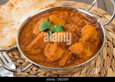 Goan Schweinefleisch Vindaloo - indisches Schweinefleisch Curry mit Naan-Brot. Traditionelle Küche aus Goa. Stockfoto