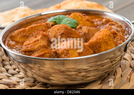 Goan Schweinefleisch Vindaloo - indisches Schweinefleisch Curry mit Naan-Brot. Traditionelle Küche aus Goa. Stockfoto