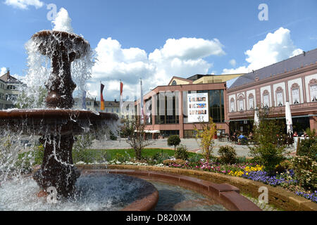 Wasser spritzt aus einem Brunnen vor dem Kurhaus in Bad Homburg, Deutschland, 6. Mai 2013. Die Stadt bewirbt auf der Weltkulturerbeliste der UNESCO zusammen mit anderen Kurorten in Europa aufgeführt werden. Foto: ARNE DEDERT Stockfoto