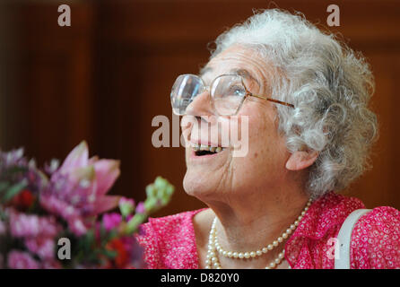 Berlin, Deutschland. 17. Mai 2013. Autorin Judith Kerr ist im Roten Rathaus in Berlin, Deutschland, 17. Mai 2013 erhielt. Kerr floh mit ihrer Familie im Jahr 1933 und lebt in London heute aus Nazi-Deutschland. Kerr wird 90 Jahre alt im Juni. Foto: OLE SPATA/Dpa/Alamy Live-Nachrichten Stockfoto