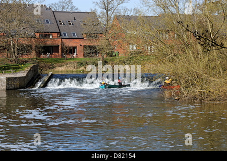 Kanuten auf dem Fluß Avon Wehr in Stratford Warwickshire Stockfoto