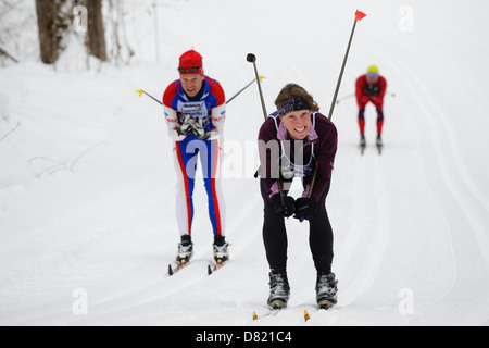 Klassischen Stil Skifahrer tuck und gleiten hinunter einen Hügel auf dem Trail zwischen Kabel und Hayward Wisconsin während der American Birkebeiner Stockfoto