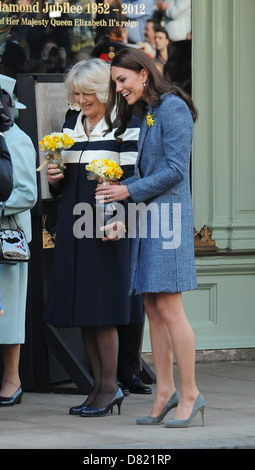 Catherine, Herzogin von Cambridge, aka Kate Middleton und Camilla, Herzogin von Cornwall Enthüllung einer Gedenktafel am Fortnum & Mason Stockfoto