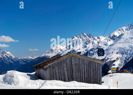 Eine hölzerne Berg Hütte/Scheune und der Bergstation der Gondelbahn Nassereinbahn über St. Anton in Tirol Stockfoto