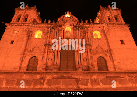 Die wichtigsten Kathedrale von Cuzco, beleuchtet am Abend Stockfoto