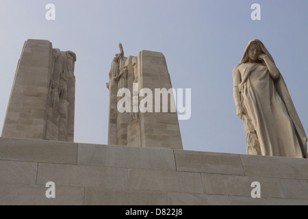 Canadian Memorial Vimy Ridge, Frankreich.  Blick von der anderen Seite, nach oben vom Hügel, Vorderseite des Denkmals. Stockfoto