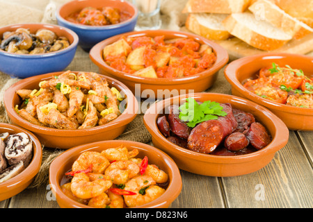 Tapas - Chorizo al Vino, Gambas Pil-Pil, Patatas Bravas, Albondigas, Setas al Ajilo, Pollo al Limon, Rollitos de Pollo. Stockfoto