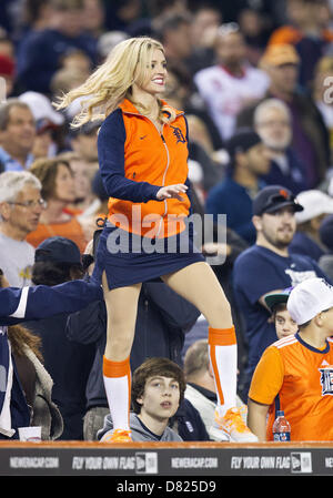 14. Mai 2013 - Detroit, Michigan, Vereinigte Staaten von Amerika - 14. Mai 2013: Detroit Energie Squadmitglied führt während der MLB Spielaktion zwischen der Houston Astros und die Detroit Tigers im Comerica Park in Detroit, Michigan. Die Tiger besiegte die Astros 6-2. Stockfoto