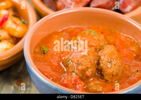 Albondigas a la Jardinera (Fleischbällchen in Tomatensauce). Traditionelle spanische Tapas Teller. Stockfoto