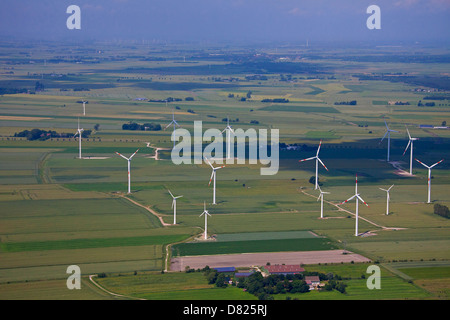 Luftaufnahme über Windkraftanlagen im Windpark Stockfoto