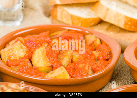 Patatas Bravas - knusprigen Kartoffel Brocken in würziger Tomatensauce. Traditionelle spanische Tapas Teller. Stockfoto