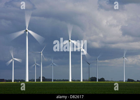 Bewegung verwischt Windkraftanlagen im Windpark Stockfoto