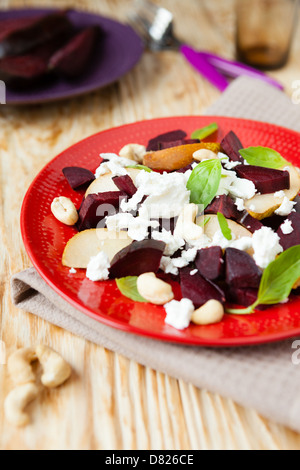 Rote Beete Salat mit Birnen und Käse, Essen Nahaufnahme Stockfoto