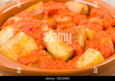 Patatas Bravas - knusprigen Kartoffel Brocken in würziger Tomatensauce. Traditionelle spanische Tapas Teller. Stockfoto