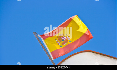 Spanische Flagge gegen blauen Himmel Stockfoto