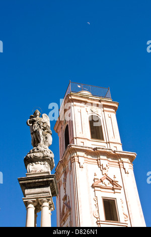 Santo Domingo Kirchturm und geflügelte Engelsstatue Cordoba Andalusien Andalusien Spanien Europa Stockfoto