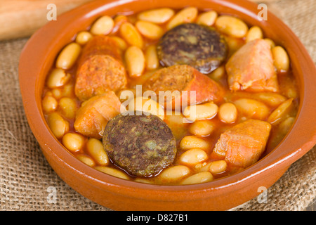 Fabada Asturiana - spanische Bohnen-Eintopf mit Chorizo, Schinken und Wurst Blut. Stockfoto