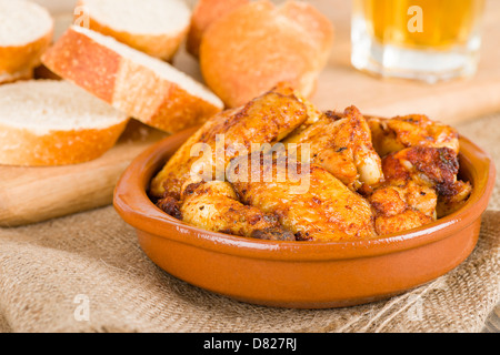 Pollo al Ajillo (Knoblauch Chicken Wings). Traditionelle spanische Tapas Teller. Stockfoto