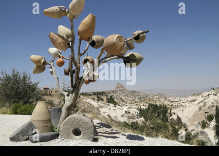 Ein Glas Baum mit Uchisar im Hintergrund. Cappadocia Türkei Stockfoto