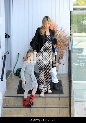 Heidi Klum gehen mit ihren Kindern Henry Samuel und Leni Samuel in Brentwood, Los Angeles, Kalifornien - 18.02.12 Stockfoto