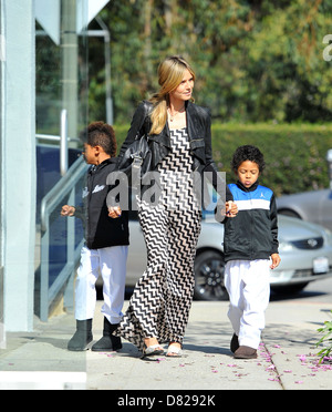 Heidi Klum gehen mit ihren Söhnen Johan Samuel und Henry Samuel in Brentwood, Los Angeles, Kalifornien - 18.02.12 Stockfoto