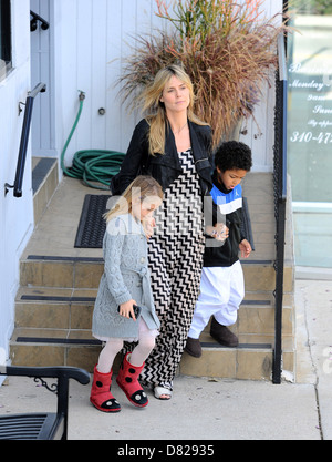 Heidi Klum gehen mit ihren Kindern Henry Samuel und Leni Samuel in Brentwood, Los Angeles, Kalifornien - 18.02.12 Stockfoto