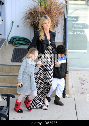 Heidi Klum gehen mit ihren Kindern Henry Samuel und Leni Samuel in Brentwood, Los Angeles, Kalifornien - 18.02.12 Stockfoto