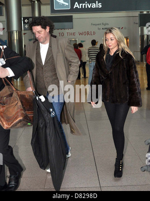 Starkoch Marco Pierre White Ankunft am Flughafen von Dublin heute mit Freundin Chloe Willowby. Nach erkennen, dass er hatte Stockfoto