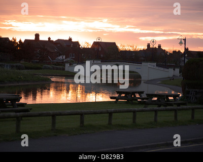 Sonnenuntergang über dem See, Queens Park, Mablethorpe, Lincolnshire Stockfoto