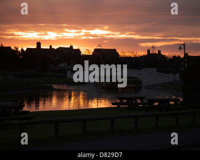 Sonnenuntergang über Queens Park See Mablethorpe, Lincolnshire Stockfoto