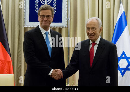 Jerusalem, Israel. 17. Mai 2013. Israeli President Shimon Peres (R) schüttelt Hände mit Außenminister der Bundesrepublik Deutschland, Guido Westerwelle (L), zu Beginn der diplomatischen Arbeitstreffen in der Präsidenten-Residenz. Jerusalem, Israel. 17. Mai 2013.  Israels Präsident Shimon Peres beherbergt Außenminister der Bundesrepublik Deutschland, Guido Westerwelle, für eine diplomatische Arbeitstreffen in der Präsidenten-Residenz. Bildnachweis: Nir Alon / Alamy Live News Stockfoto