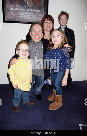 Warwick Davis mit seiner Frau Samantha und Kinder Harrison und Annabel Eröffnungsabend des "Hans Klok: The Houdini Experience", bei Stockfoto