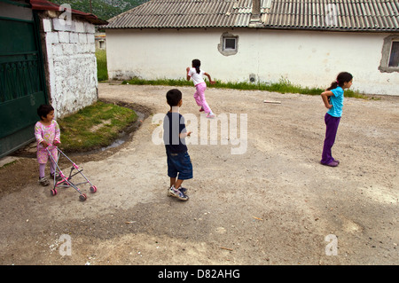 Roma-Kinder spielen in einem Lager von Shanty gebaute Häuser in der Nähe von Mostar in Bosnien-Herzegowina Stockfoto