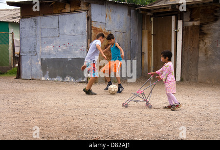 Roma-Kinder spielen in einem Lager von Shanty gebaute Häuser in der Nähe von Mostar in Bosnien-Herzegowina Stockfoto