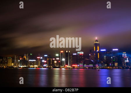 Hong Kong Skyline bei Nacht über den Victoria Harbour Stockfoto