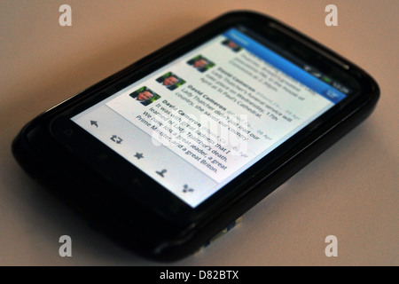 Tweets, die auf einem Handy-Bildschirm nach dem Tod und Begräbnis der ehemaligen britischen Premierministerin Margaret Thatcher angezeigt. Stockfoto