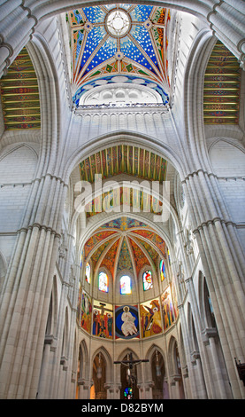 MADRID - März 10: Moderne Fresko aus Heiligtum Santa Maria la Real De La Almudena Kathedrale Stockfoto