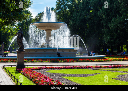 Blumenbeete, Statuen und Brunnen in Ogród Saski, sächsische Garten, dem ältesten öffentlichen Park in Warschau, Polen. Stockfoto