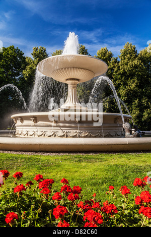 Rote Geranien vor dem Brunnen in Ogród Saski, sächsische Garten, dem ältesten öffentlichen Park in Warschau, Polen. Stockfoto