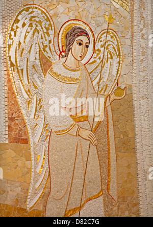 MADRID - März 10: Moderne Mosaik von Angel von Pater Rupnik von Capilla del Santisimo in der Almudena-Kathedrale Stockfoto