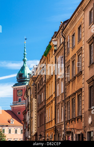 Blick vom Ulica Świętojańska in den Bezirk der Stare Miasto (Altstadt) in Warschau das königliche Schloss Zamek Królewski. Stockfoto