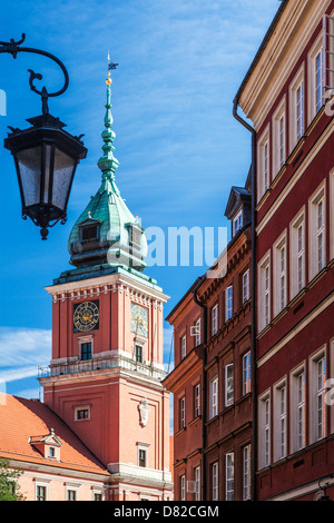 Blick vom Ulica Świętojańska in den Bezirk der Stare Miasto (Altstadt) in Warschau das königliche Schloss Zamek Królewski. Stockfoto