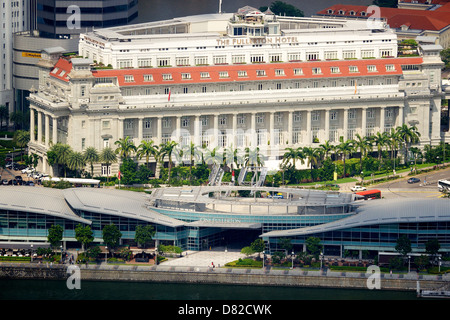 Luftaufnahme von Fullerton Hotel Singapore ehemaliger General Post Office vom Singapore River mit einem Fullerton im Vordergrund Stockfoto