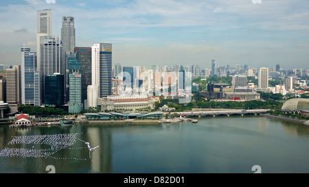 Luftaufnahme von Singapurs Central Business District mit high-Rise Bürohaus und Marina Bay Wasser im Vordergrund. Stockfoto