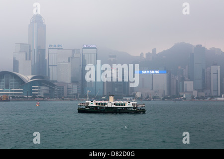 Sterne Fähre über den Victoria Harbour in Hongkong an einem dunstigen Tag von Kowloon, Wan Chai Stockfoto