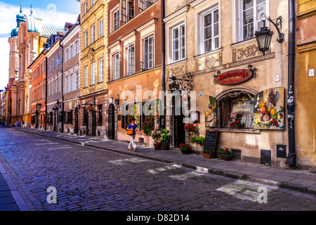 Kleinen gepflasterten Seitenstraße Stary Rynek (Alter Marktplatz), in der historischen Bezirk von Stare Miasto (Altstadt) in Warschau, Polen. Stockfoto