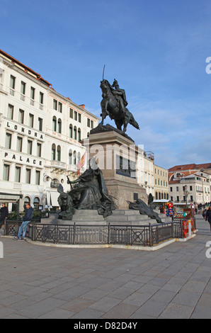 Statue von König Victor Emmanuel II der erste König von Italien außerhalb der Londra Palace Hotel Venedig Italien Stockfoto