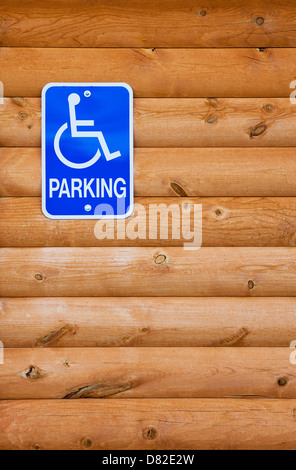 Traditionelle behinderten Parkplatz Schild für Menschen mit Behinderungen auf eine Holzwand, Utah Stockfoto